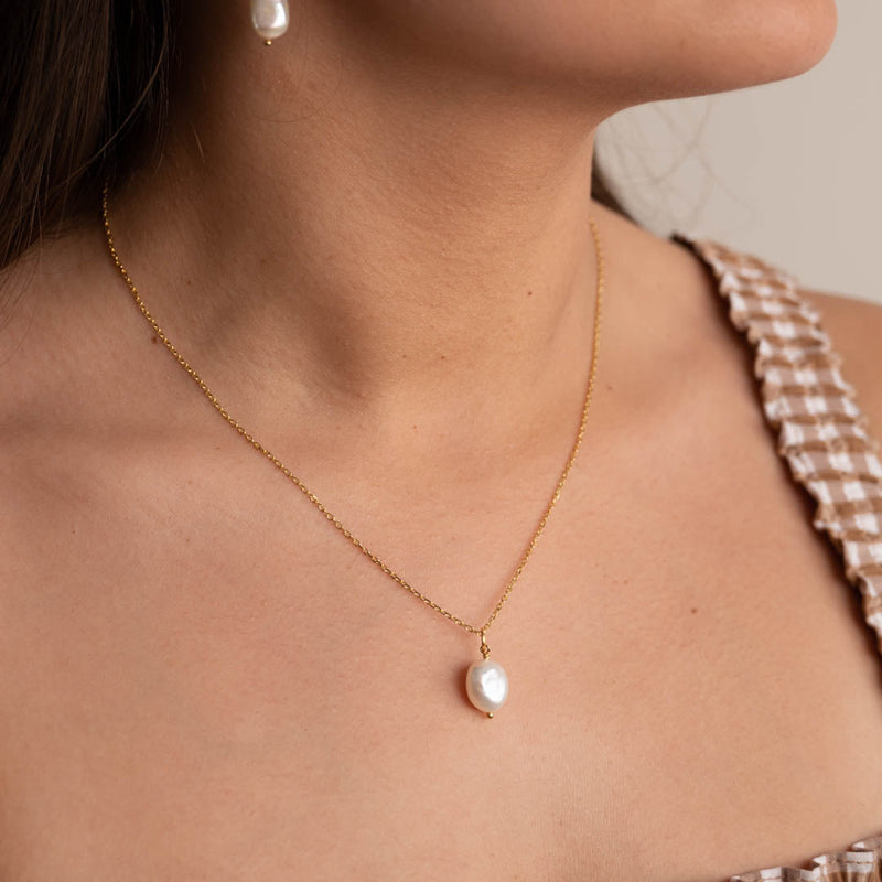 NOELLA PEARL GOLDEN NECKLACE