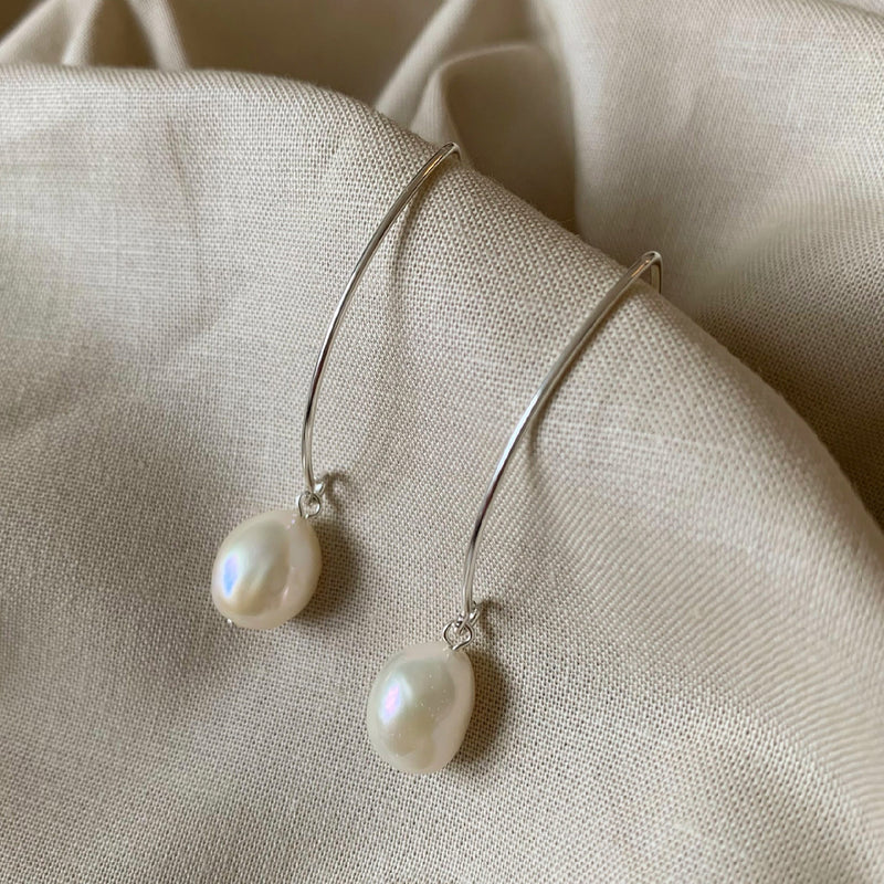 ELSA WHITE BAROQUE PEARL SILVER OVAL CREOL EARRING