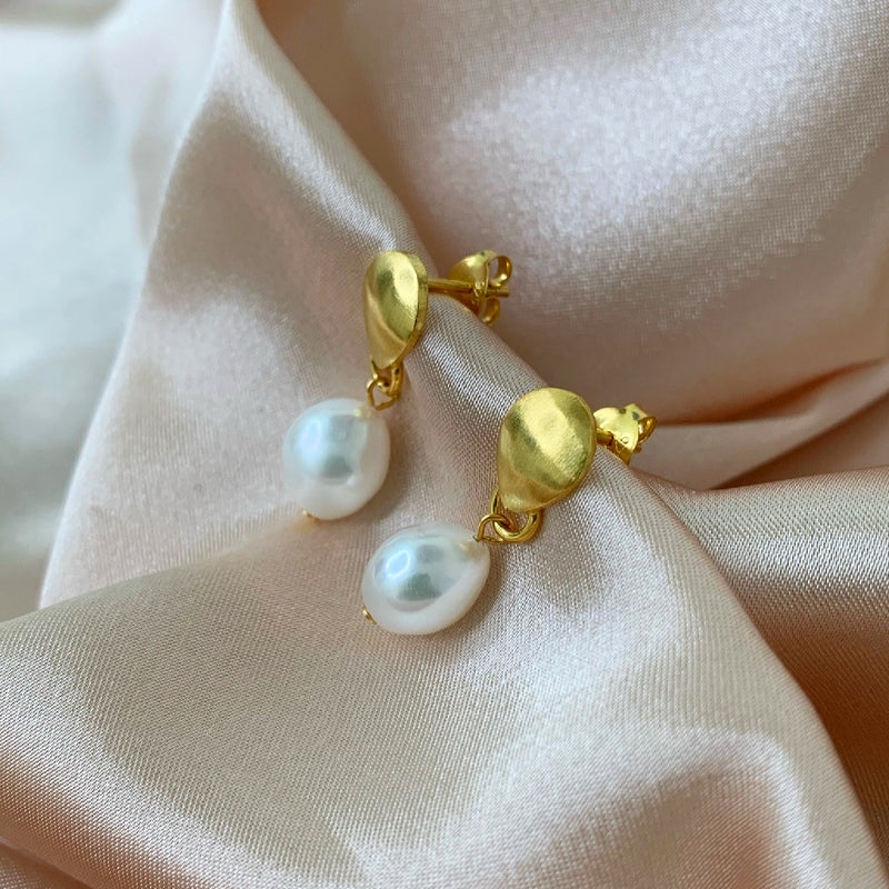 ELSA WHITE BAROQUE PEARL GOLDEN STUD EARRING