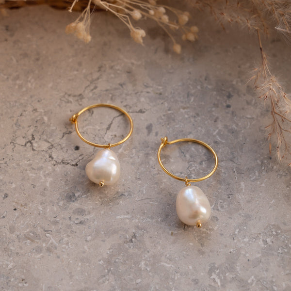 NOELLA PEARL GOLDEN CREOL EARRING