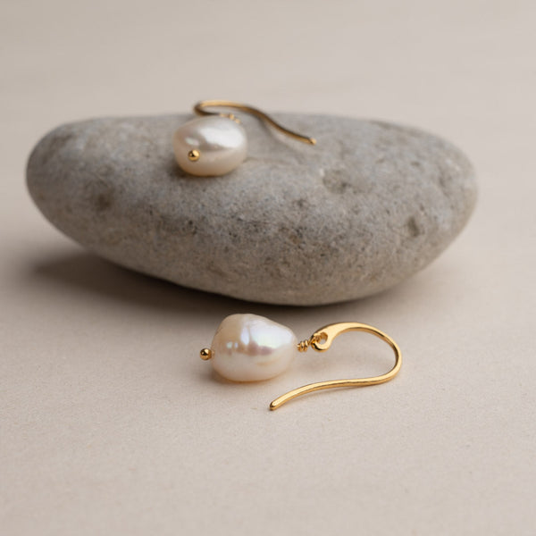 NOELLA PEARL GOLDEN HOOK EARRING